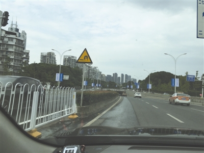撞壞的鐵柵欄已經(jīng)更換，地上事故車殘留物