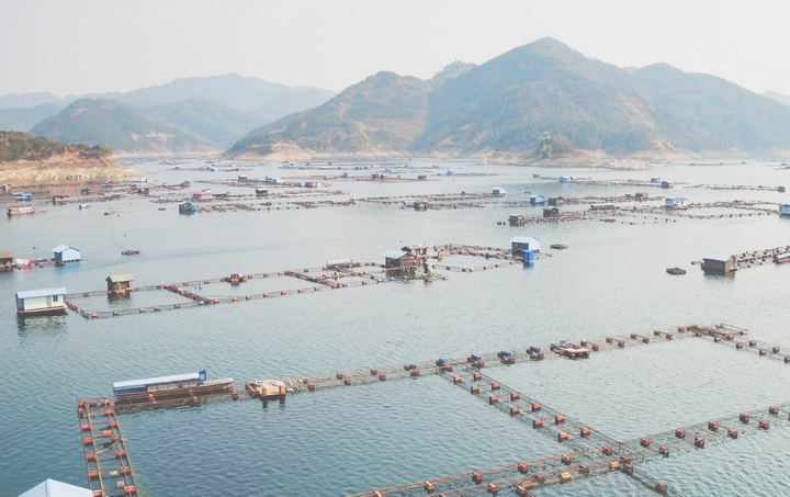 萬峰湖整治前。興義市河長(zhǎng)辦供圖
