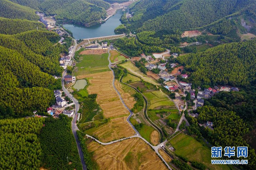 （新華全媒頭條·十九大特別報道·圖文互動）（2）實現(xiàn)中華民族偉大復興的行動指南——從黨的十九大看習近平新時代中國特色社會主義思想