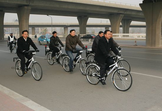 武長順在博士論文中表示要限制天津市的自行車出行，但據(jù)新華網(wǎng)2010年11月27日報道，武長順卻曾騎車實地調(diào)研33.2公里的交通狀況。