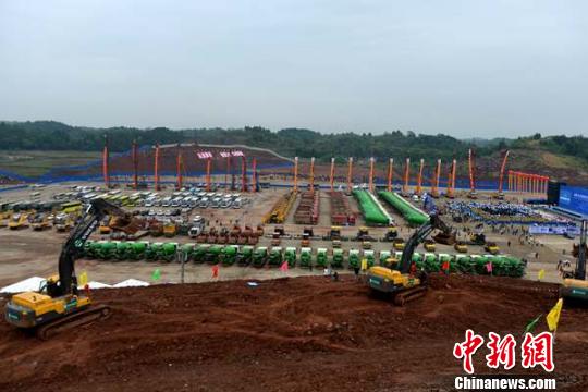 成都天府國(guó)際機(jī)場(chǎng)開工儀式在簡(jiǎn)陽舉行?！埨藬z