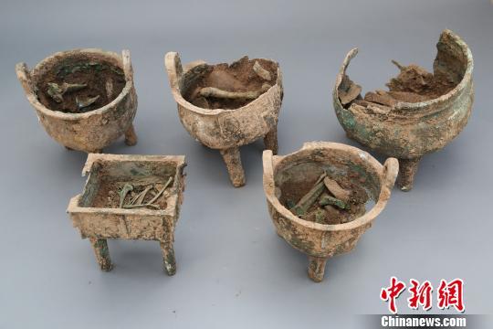 出土部分隨葬銅器 陜西省考古研究院 攝
