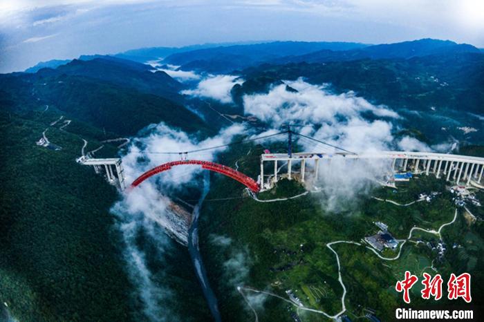 大發(fā)渠特大橋主拱順利合龍單個節(jié)段最大吊裝重達240噸