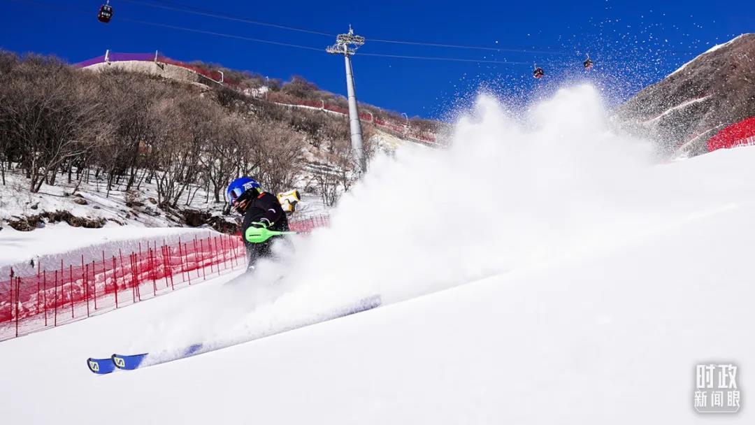 高山滑雪運(yùn)動瞬間。（總臺國廣記者李晉拍攝）