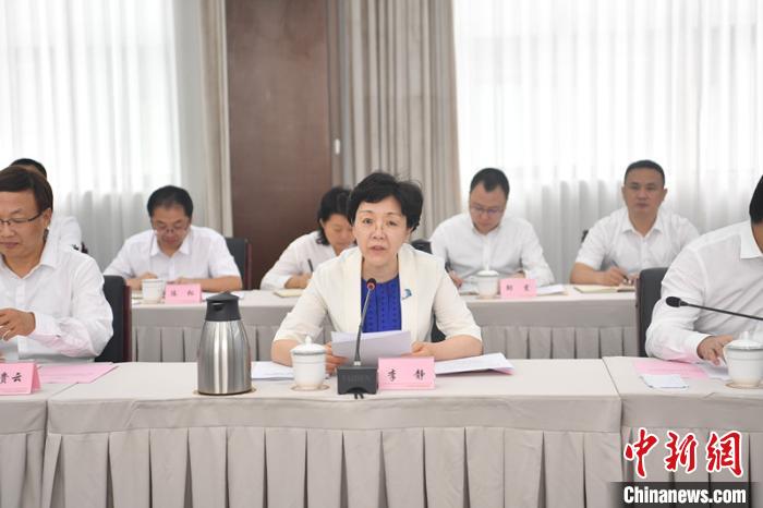 中共重慶市委常委、統(tǒng)戰(zhàn)部部長李靜發(fā)表講話?！埨?攝