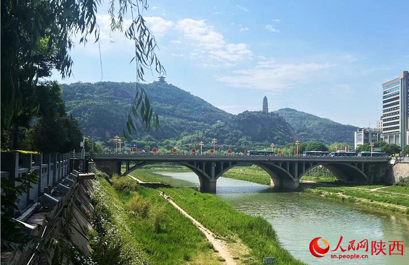 寶塔山疊翠如詩，延河水畔，草清岸綠。人民網(wǎng)記者 鄧楠攝
