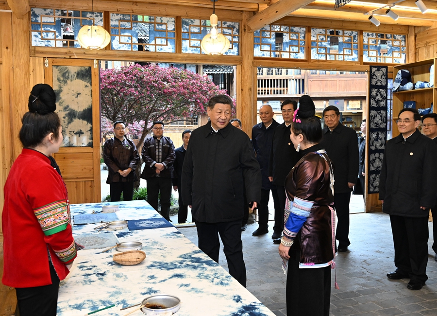 2025年3月17日下午，習(xí)近平在黔東南州黎平縣肇興侗寨侗鄉(xiāng)特色產(chǎn)業(yè)基地考察。新華社記者 謝環(huán)馳 攝