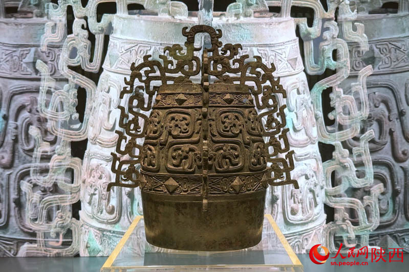 珍寶館首展展出的國家一級文物、青銅禮器秦公镈。張嘉琪攝