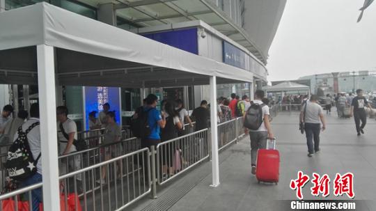 徐州東站新增150?O雨棚防止旅客露天驗(yàn)票進(jìn)站?！堄癖瓟z