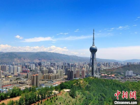 資料圖為快速發(fā)展中的西寧市一隅。黎曉剛 攝
