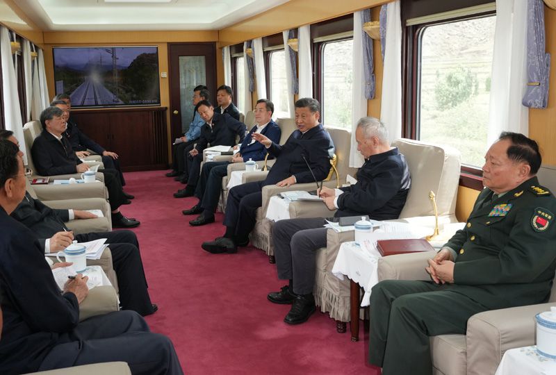 2021年7月22日,習(xí)近平總書記乘坐專列實地察看拉林鐵路沿線建設(shè)情況,深入研究有關(guān)問題。 2021年7月22日,習(xí)近平總書記乘坐專列實地察看拉林鐵路沿線建設(shè)情況,深入研究有關(guān)問題。