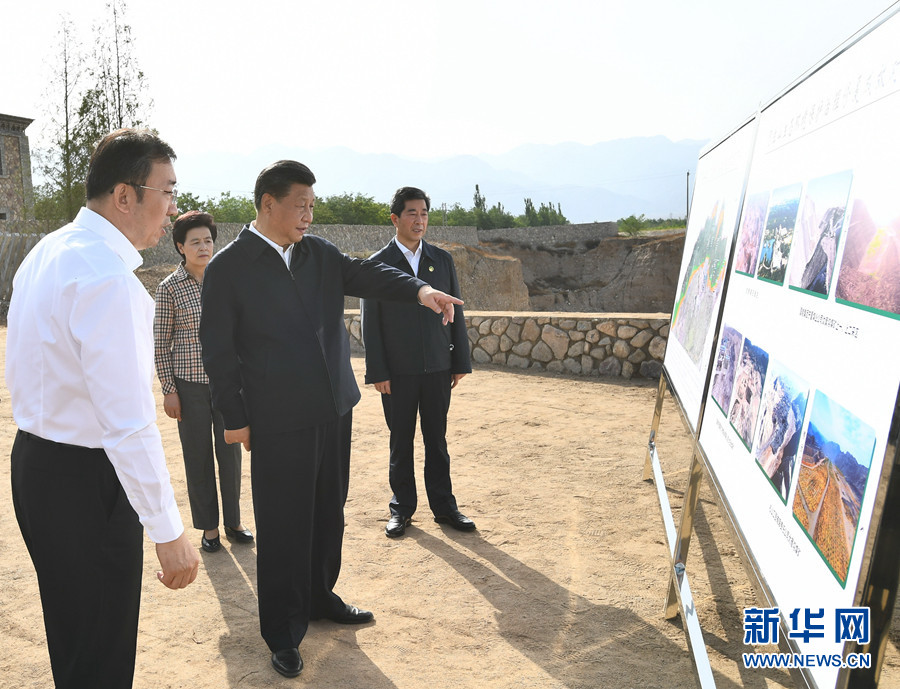 6月8日至10日，中共中央總書記、國家主席、中央軍委主席習(xí)近平在寧夏考察。這是6月9日下午，習(xí)近平在銀川市西夏區(qū)賀蘭山東麓，聽取賀蘭山生態(tài)保護(hù)和環(huán)境綜合整治情況匯報(bào)。 新華社記者 謝環(huán)馳 攝