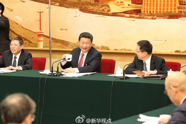 習(xí)近平到上海代表團(tuán)參加審議（圖）