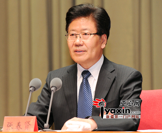 圖為12月25日，自治區(qū)黨委經(jīng)濟(jì)工作會(huì)議在烏魯木齊舉行。中共中央政治局委員、自治區(qū)黨委書(shū)記張春賢在會(huì)上發(fā)表重要講話(huà)。亞心網(wǎng)記者李雄心攝