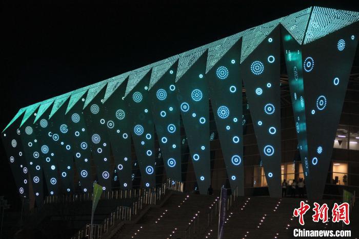 圖為西安奧體中心游泳跳水館夜景。 (資料圖) 張一辰 攝