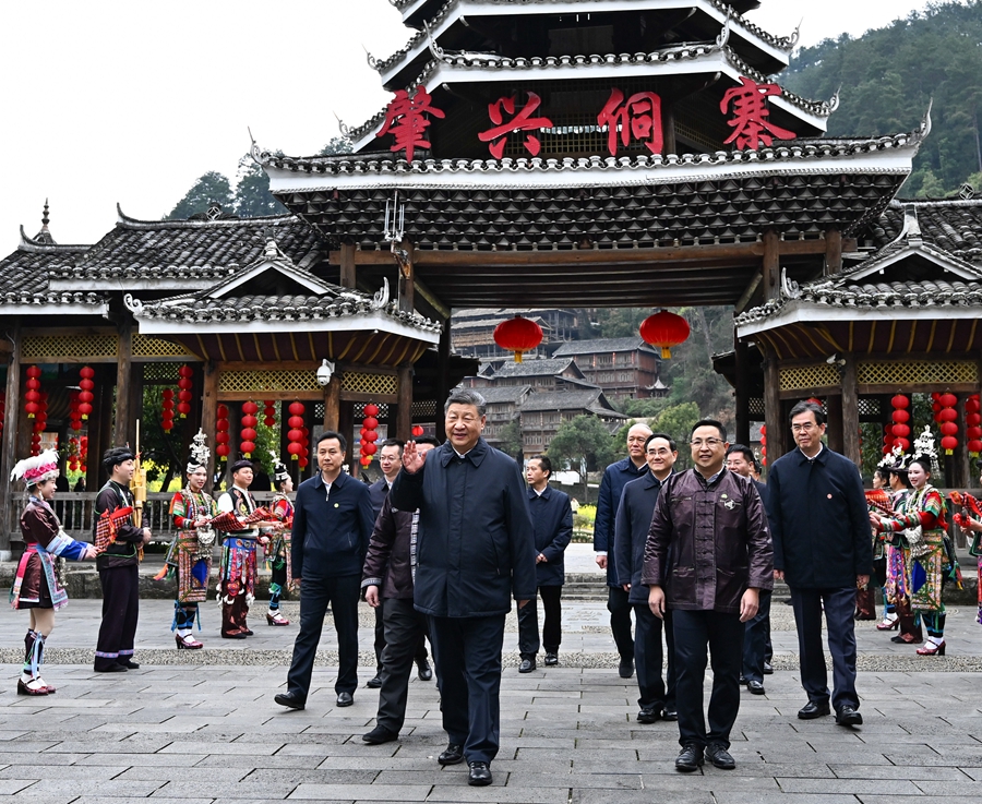 2025年3月17日下午，習(xí)近平在黔東南州黎平縣肇興侗寨考察時，在寨門口向身著民族盛裝歡迎的村民揮手致意。新華社記者 燕雁 攝