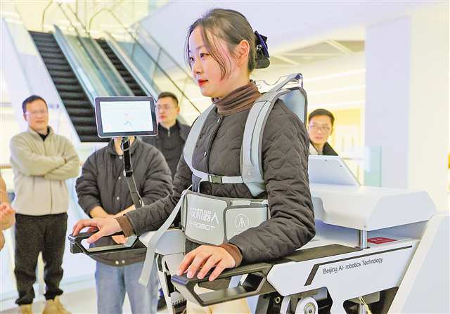 2024年12月25日,四川省眉山天府新區(qū)西南醫(yī)科大學(xué)附屬天府醫(yī)院,工作人員在展示新醫(yī)療器械。記者 尹詩語 攝/視覺重慶