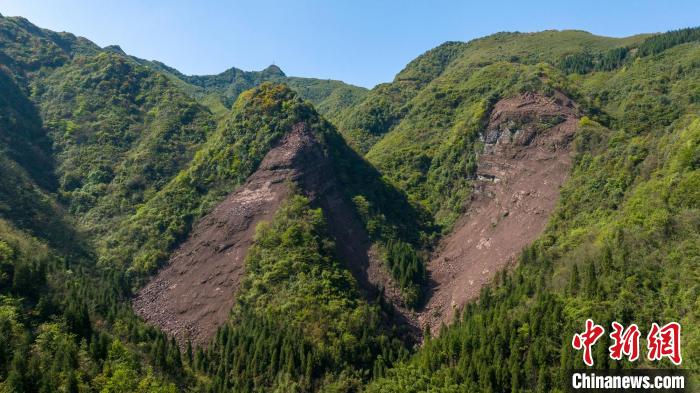 此次地震震中受損的山體。　劉忠俊 攝