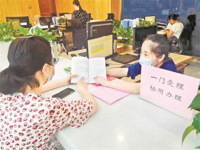 渝中區(qū)大溪溝街道公共服務(wù)中心“一門受理、協(xié)同辦理”救助服務(wù)窗口為居民提供政策咨詢?！∮浾?張莎 攝