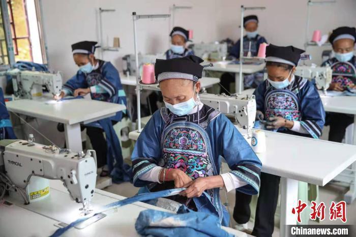 資料圖:搬遷戶在貴州紫云扶貧車間加工刺繡訂單?!■暮陚?攝 點(diǎn)擊進(jìn)入下一頁