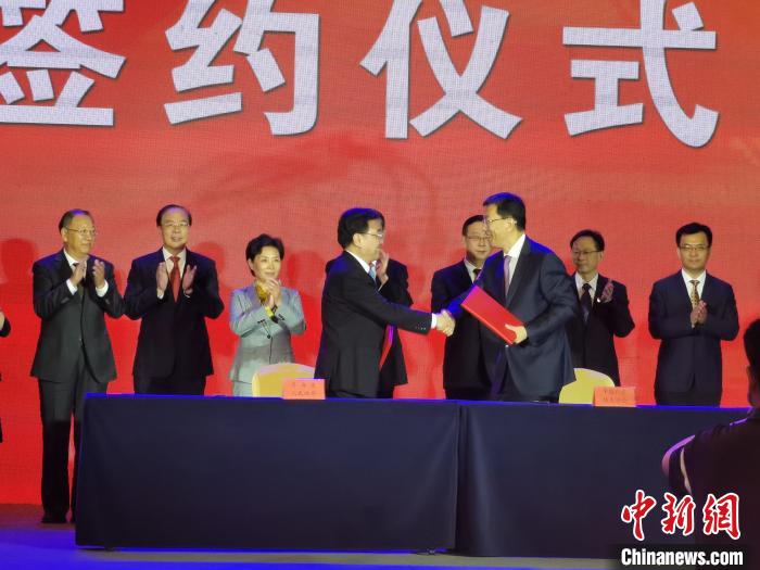 圖為青海省人民政府與中國科協(xié)簽署《青海省人民政府中國科學(xué)技術(shù)協(xié)會全面戰(zhàn)略合作協(xié)議》?！∑钤鲚?攝