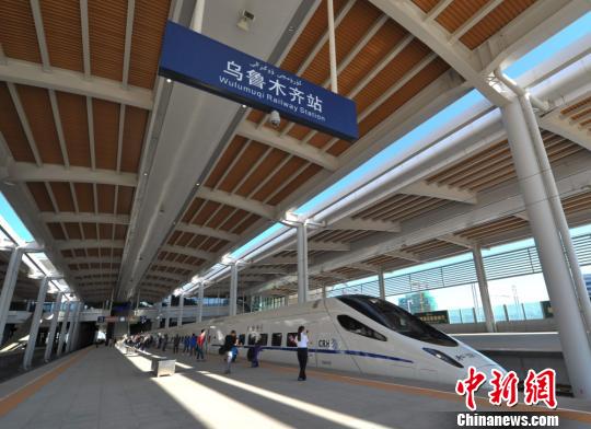 圖為從烏魯木齊站(新客站)始發(fā)的D8802次動車駛出車站。 劉新 攝 圖為從烏魯木齊站(新客站)始發(fā)的D8802次動車駛出車站?!⑿?攝