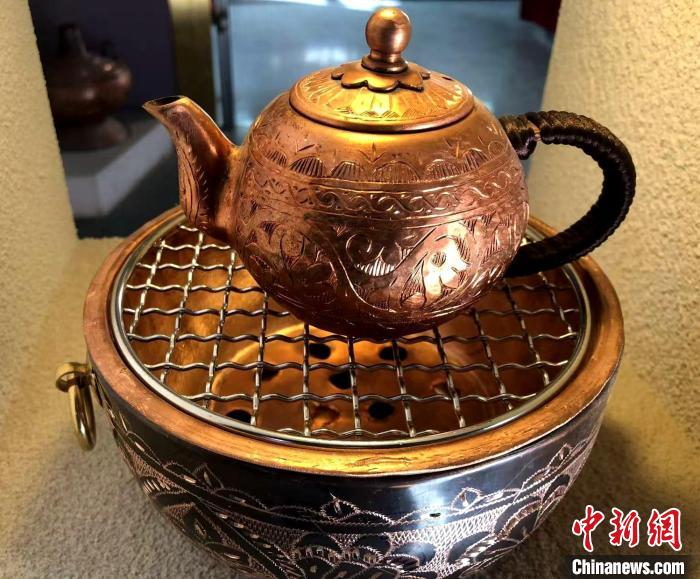 銅藝制作的情侶款圓形燒烤小爐。陶拴科 攝