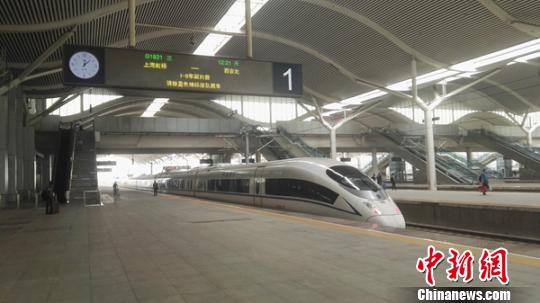 上海虹橋至西安北的G1921次列車到達(dá)徐州東站?！堄癖瓟z