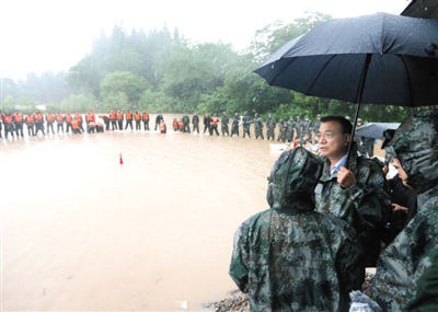 7月6日，李克強在湖北武漢市長江干堤倒口湖堤段管涌現(xiàn)場指揮搶險救災。