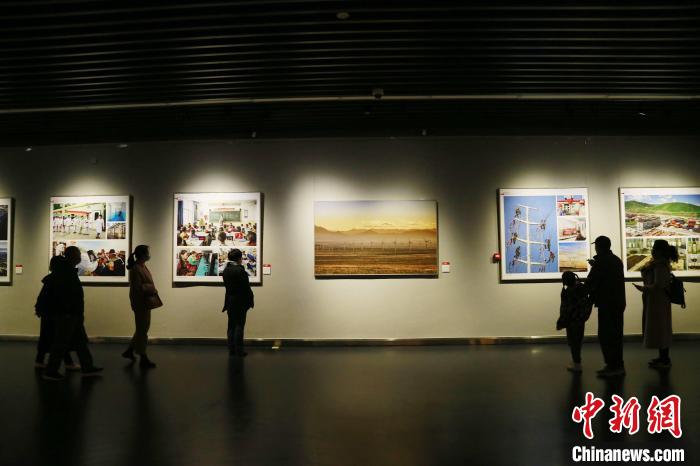 圖為觀眾參觀“跨越昆侖”——青海省脫貧攻堅主題藝術(shù)展?！●R銘言 攝