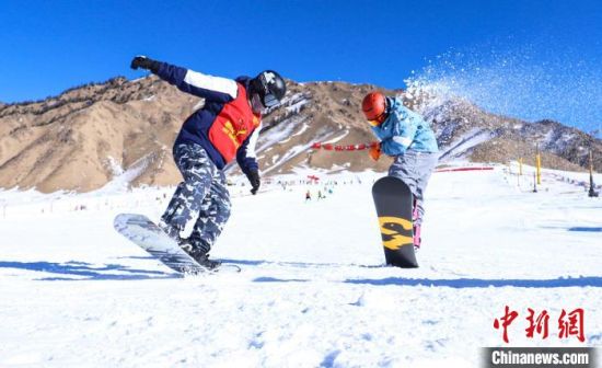 12月22日，甘肅張掖市，游客在祁連山國際滑雪場滑雪。王將 攝
