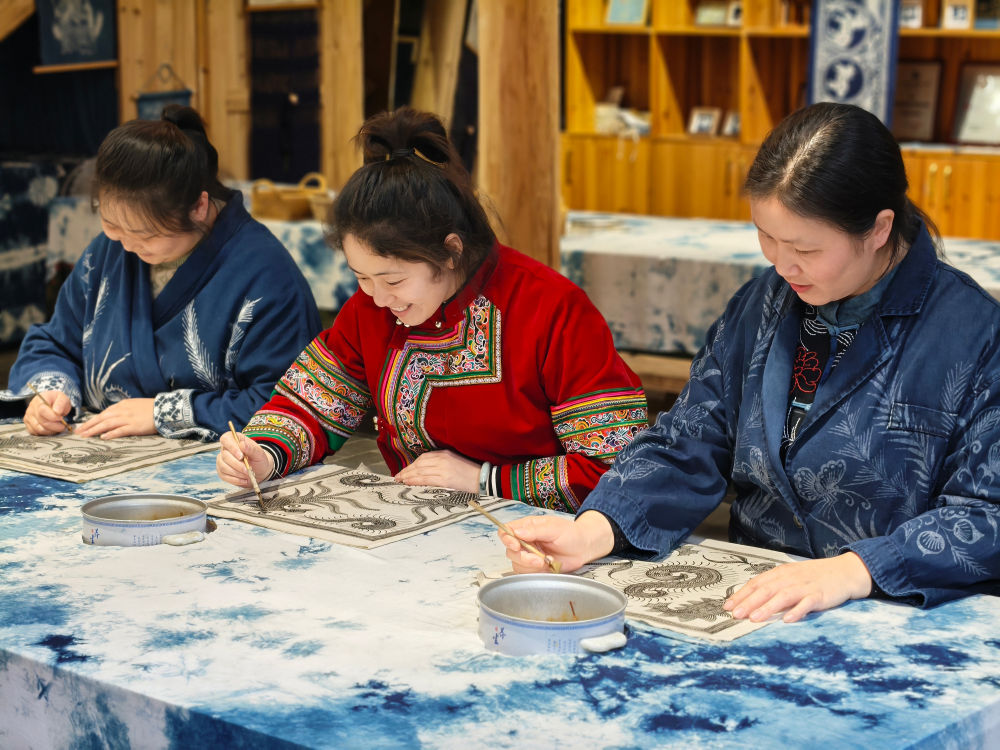 2025年3月14日，村民在肇興侗寨內(nèi)制作蠟染。圖片來源：新華社