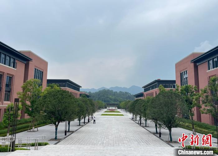 圖為重慶中醫(yī)藥學(xué)院?！＄婌?攝