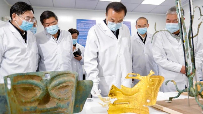 李克強考察三星堆考古現(xiàn)場：研究好這筆豐厚的歷史文化遺產