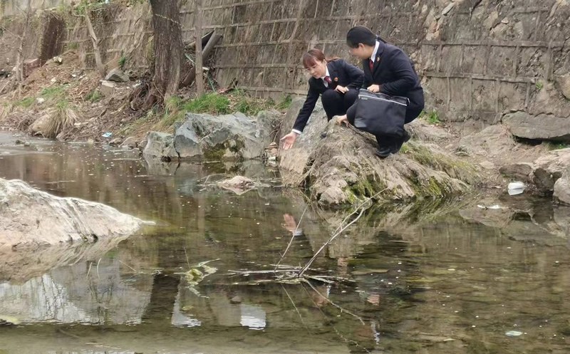 丹鳳縣檢察院前往爐道河實地查看河流污染情況。陜西省人民檢察院供圖 丹鳳縣檢察院前往爐道河實地查看河流污染情況。陜西省人民檢察院供圖