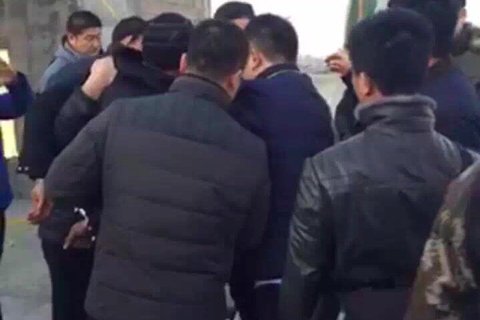 嫌犯被抓現(xiàn)場。視頻截圖