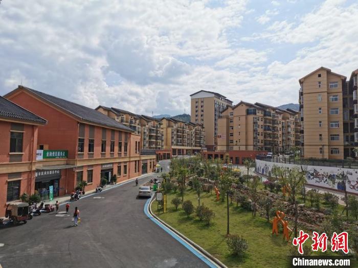 圖為興義灑金易地扶貧搬遷安置社區(qū)一角?！Ⅸi 攝