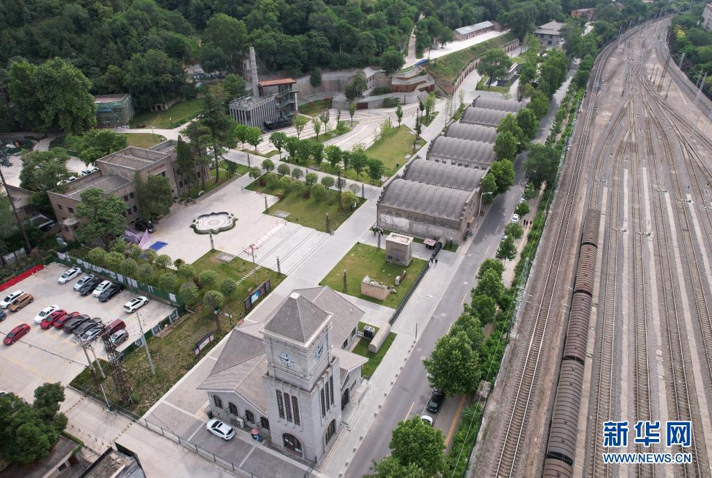 修建在隴海鐵路旁的長(zhǎng)樂(lè)塬抗戰(zhàn)工業(yè)遺址(6月9日攝,無(wú)人機(jī)照片)。新華社記者 邵瑞 攝 修建在隴海鐵路旁的長(zhǎng)樂(lè)塬抗戰(zhàn)工業(yè)遺址(6月9日攝,無(wú)人機(jī)照片)。新華社記者 邵瑞 攝