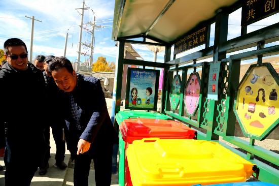 圖為安興國(guó)一行正在東嘎社區(qū)檢查垃圾分類站.jpg