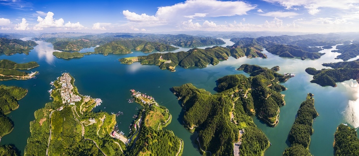 航拍整治后的興義萬峰湖。 張?chǎng)獢z