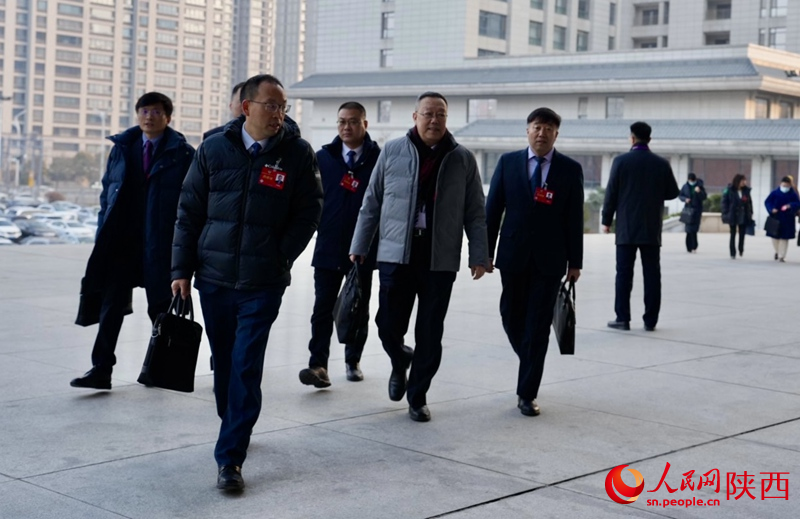 代表委員們步入會場。人民網(wǎng) 吳德鋒攝