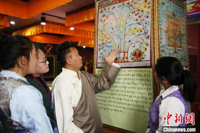 圖為普窮次仁(男)正在向?qū)W生講解“四部醫(yī)典”掛圖。(資料圖) 普窮次仁供圖 圖為普窮次仁(男)正在向?qū)W生講解“四部醫(yī)典”掛圖。(資料圖) 普窮次仁供圖