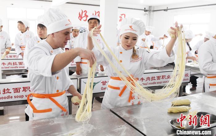 2018年4月，外國學(xué)員在甘肅蘭州一家職業(yè)培訓(xùn)學(xué)校學(xué)習(xí)制作技藝。(資料圖) 楊艷敏 攝