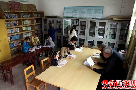 交道鎮(zhèn)南社村農(nóng)家書屋.jpg