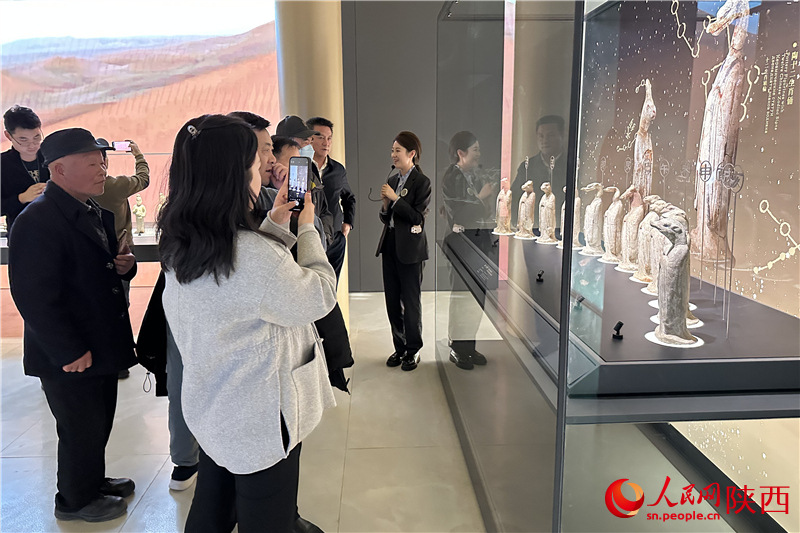 旅客正在參觀展覽。人民網(wǎng)記者 李志強(qiáng)攝