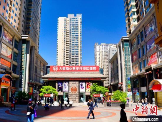 資料圖為西寧市城西區(qū)力盟商圈一角。黎曉剛 攝