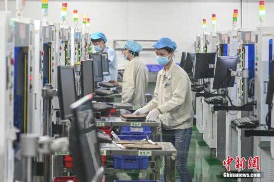 資料圖：2月20日，位于廣州南沙區(qū)的安捷利(番禺)電子實業(yè)有限公司內(nèi)，復工人員戴著口罩在生產(chǎn)車間有序工作。<a target='_blank' >中新社</a>記者 陳驥旻 攝