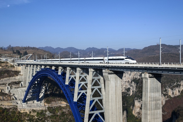 一列列車在成貴高鐵西溪河特大橋上飛馳而過。史開心攝