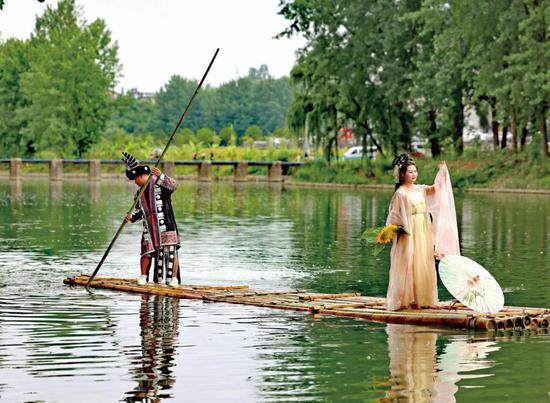 湄潭縣黃家壩鎮(zhèn)船邊村,游客乘竹筏觀賞湄江景色(遵義圖庫 楊國慶 攝) 湄潭縣黃家壩鎮(zhèn)船邊村,游客乘竹筏觀賞湄江景色(遵義圖庫 楊國慶 攝)