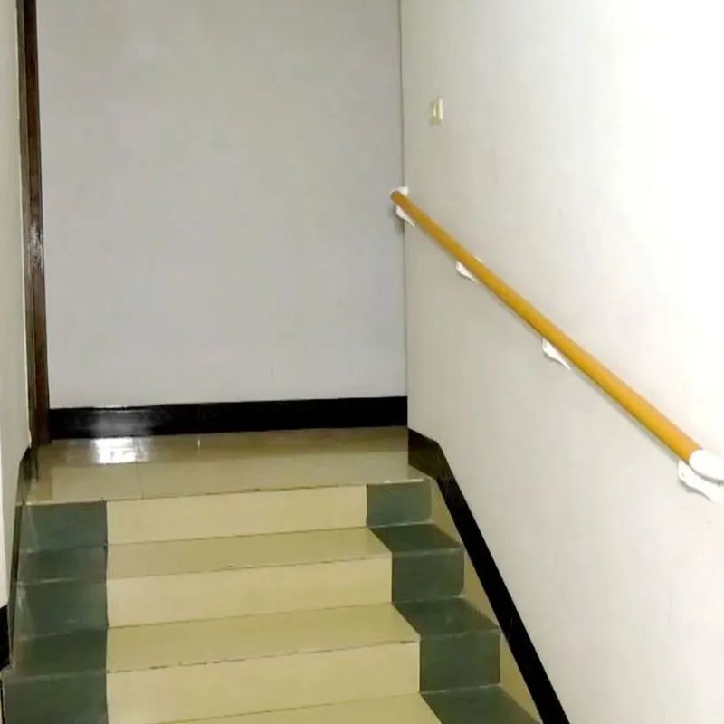 在樓梯間安裝扶手。貴州省民政廳供圖